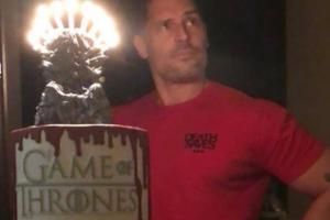 Joe Manganiello posiert mit einer aufwendigen "Game of Thrones"-Torte