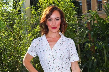 Geschminkt und ohne Brille: So kann Maike von Bremen derzeit nicht auftreten