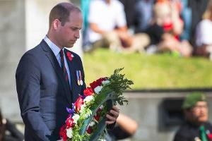 Prinz William legt in Neuseeland einen Kranz nieder