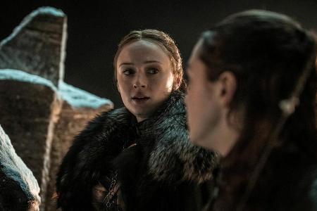 Werden Sansa (Sophie Turner, l.) und Arya (Maisie Williams) die große Schlacht überleben?
