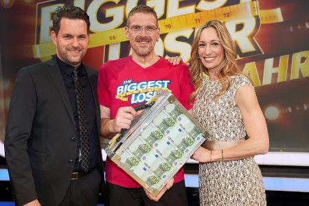 Die Moderatoren Matthias Killing und Christine Theiss gratulieren Mario zum Sieg.