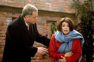 "Rote Rosen": Hilli bekommt solche Bauchkrämpfe, dass Torben ihr erschrocken rät, ins Krankenhaus zu fahren