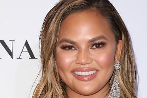 Chrissy Teigen fühlt sich mit ihren Rundungen wohl