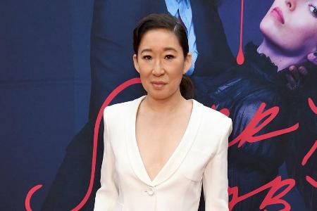 Serienstar Sandra Oh überrascht mit tief dekolletiertem Hosenanzug