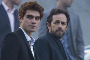 Luke Perry spielte in der Serie "Riverdale" Fred Andrews, den Vater von Archie (KJ Apa, l.)