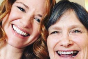 Sarah Drew genießt die Zeit mit ihrer Mutter