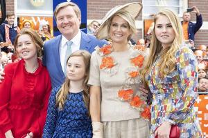 Willem-Alexander mit seinen vier Damen: Alexia, Ariane, Königin Máxima und Amalia.