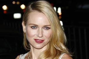 Naomi Watts verändert gerne ihre Frisur, der Farbe Blond bleibt sie aber treu