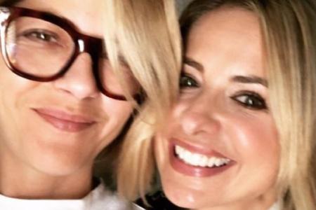 Selma Blair (l.) freut sich über den Besuch ihrer Freundin Sarah Michelle Gellar