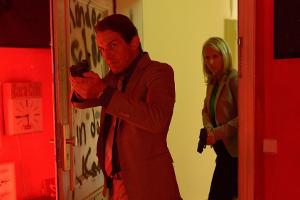 "Letzte Spur Berlin: Schattenengel": Oliver Radek (Hans-Werner Meyer) und Sandra Reiß (Susanne Bormann) durchsuchen die Wohn...