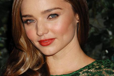Model Miranda Kerr ist einer jener Stars, die eine eigene Hautpflegeserie entwickelt haben - und hält sich beim Auftragen ga...