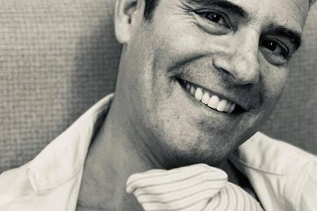 Andy Cohen präsentiert stolz seinen Sohn