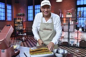 Axel Schulz versucht sich als Kuchenbäcker bei "Das große Promibacken"