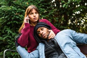 "Alles was zählt": Michelle (Franziska Benz) reagiert sofort, als Moritz (Tijan Nije) einen Kreislaufkollaps erleidet...