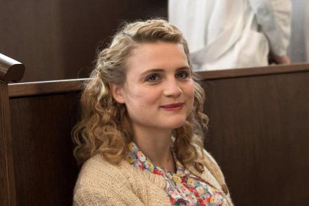 Anni (Mala Emde) im Hörsaal der Charité, kurz vor ihrer mündlichen Prüfung