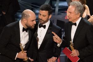 Verwirrung um den Gewinner in der Kategorie "Bester Film" bei Jordan Horowitz (v.l.), Jimmy Kimmel und Warren Beatty
