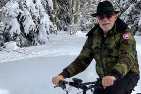 Und nach dem Skifahren erstmal eine Runde Rad: Arnold Schwarzenegger