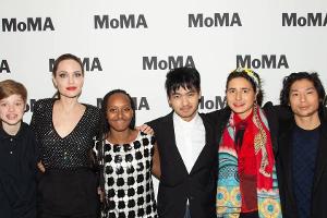 Angelina Jolie (2.v.l.) mit der Künstlerin Prune Nourry (2.v.r.) und ihren Kindern Shiloh (v.l.n.r.), Zahara, Maddox und Pax