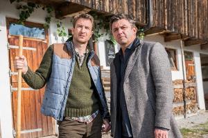"Der Bergdoktor: Zeit der Wölfe": Kann Martin (Hans Sigl, r.) seinen Bruder Hans (Heiko Ruprecht, l.) noch von seiner Entsch...