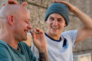 Leo (Tim Oliver Schultz, rechts) wird durch Benni (Jürgen Vogel) zum Anführer einer Krankenhaus-Gang