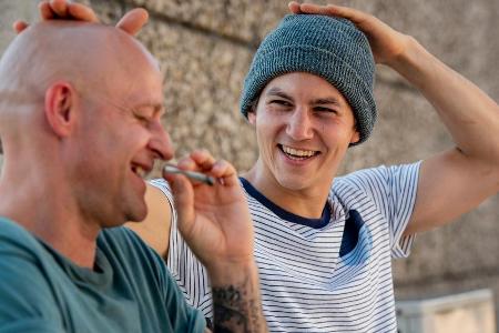 Leo (Tim Oliver Schultz, rechts) wird durch Benni (Jürgen Vogel) zum Anführer einer Krankenhaus-Gang