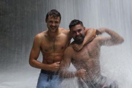 Albern vorm Wasserfall: Zac Efron (r.) und sein Bruder Dylan Efron