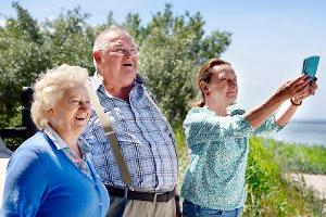 "Krauses Hoffnung": Elsa (Carmen Maja Antoni, v.l.), Horst (Horst Krause) und Meta (Angelika Böttiger) besuchen Elsas alte H...