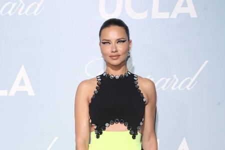Adriana Lima in ihrem ungewöhnlichen Cut-out-Kleid