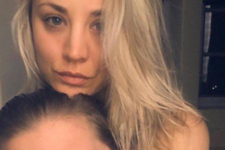 Kaley Cuoco und Karl Cook beim Kuscheln