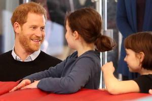 Prinz Harry wirkt mehr als bereit für den eigenen Nachwuchs