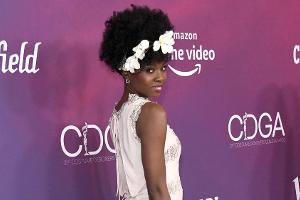 Danai Gurira im Hippie-Outfit