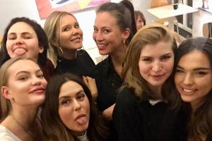 "7 Töchter" mit (oben v.l.) Elena Carrière, Laura Karasek und Caroline Bosbach sowie (unten v.l.) Cheyenne Ochsenknecht, Lou...