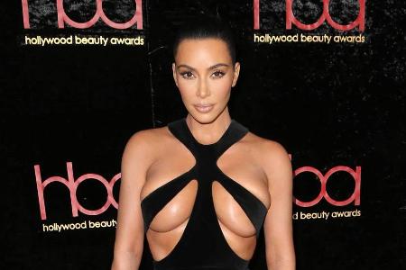 Kim Kardashian im gewagten Riemenkleid