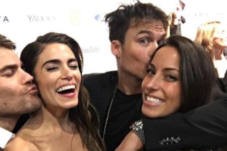 Ian Somerhalder (2.v.r.) mit Paul Wesley (l.), Ehefrau Nikki Reed und Wesleys Freundin Ines