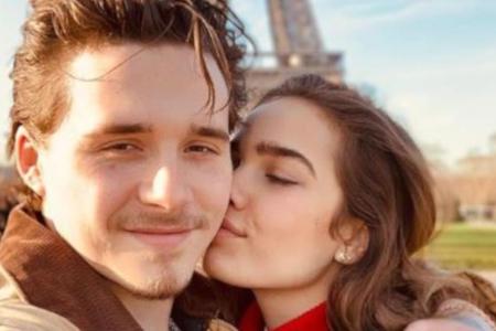 Total verliebt zeigen sich Brooklyn Beckham und Hana Cross vor dem Eiffelturm