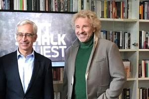 Thomas Gottschalk (r.) und Dr. Reinhard Scolik bestens gelaunt bei der Pressekonferenz zur Sendung im Literaturhaus München