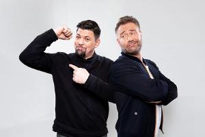 Tim Mälzer (l.) und Sasha stehen sich bei "Schlag den Star" gegenüber