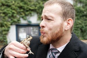 "Unter uns": Tobias springt für ein prestigeträchtiges Interview mit Vivien über seinen Schatten...