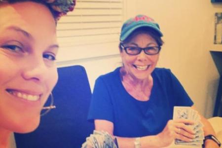 Sängerin Pink verliert beim Kartenspiel gegen ihre Mutter