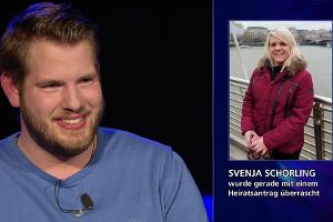 Benjamin Lange macht Svenja Schorling einen Heiratsantrag im  Fernsehen