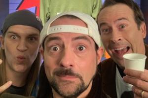 Der Regisseur Kevin Smith feiert seinen glücklich überstandenen Herzinfarkt mit Filmkollegen