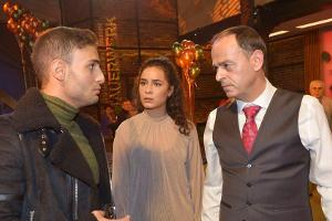 "GZSZ": Nihat (l.) ist betrunken und rechnet im Beisein von Shirin mit seinem Vater Mustafa ab