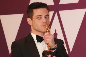 Rami Malek herzt den Oscar, der ihm für seine Darstellung als Freddie Mercury überreicht wurde