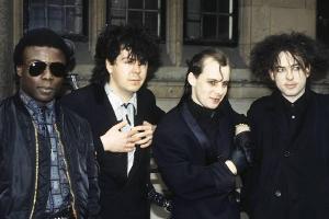 The Cure vor der Welttour im Jahr 1984 (v.l.): Andy Anderson, Laurence Tolhurst, Porl Thompson und Robert Smith