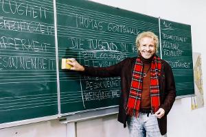 Thomas Gottschalk übernimmt den Unterricht an einem Bayreuther Gymnasium