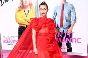 Mit ihrem ausladenen Kleid war Miley Cyrus auch solo der Hingucker auf dem roten Teppich