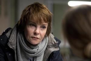 "Mutterliebe - Der Usedom-Krimi": Karin Lossow (Katrin Sass) zweifelt an Martinas (Theresa Scholze) Aussagen