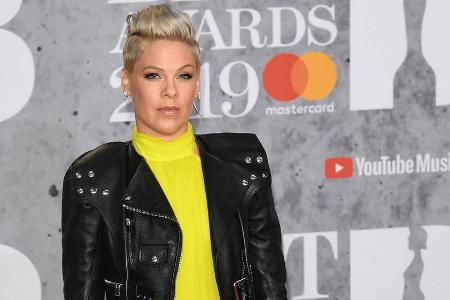 Pink überzeugt bei den Brit Awards 2019 in einem gelben Abendkleid