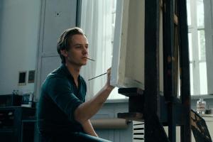 Tom Schilling alias Kurt Barnert beim Malen in "Werk ohne Autor"