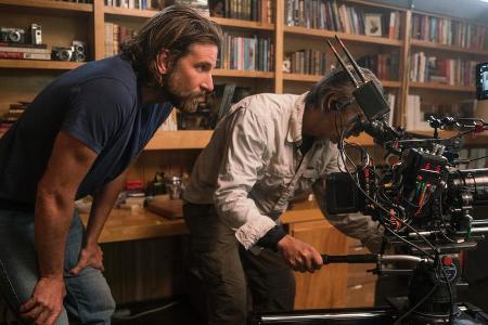 Bradley Cooper (l.) mit A-Kameramann Scott Sakamoto bei den Dreharbeiten zu 